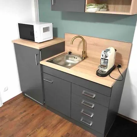 Mini In Im Souterrain Apartment *